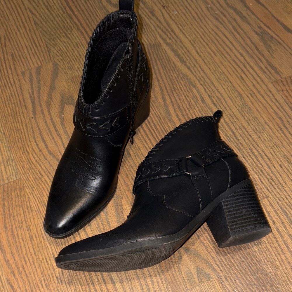 FRYE AND CO. Black Ankle Booties